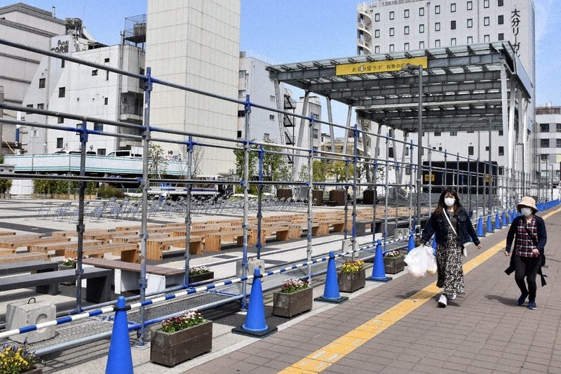 JR大分駅近くのゴール地点で高さ約3メートルの幕の設置作業が進む=大分市府内町で2021年4月21日午後1時48分、辻本知大撮影
