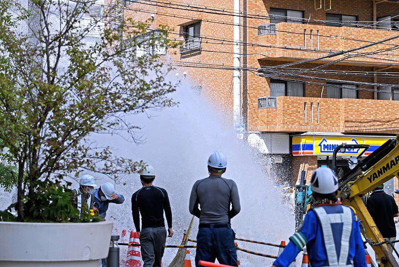 マンホール交換中 道路から水が噴出 6階の高さまで 大阪 写真特集1 6 毎日新聞