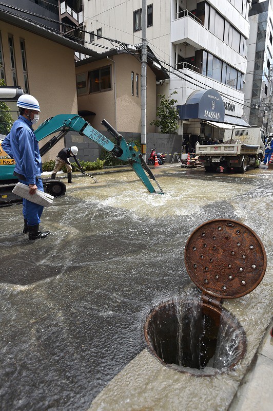 マンホール交換中、道路から水が噴出 「6階の高さまで」 大阪