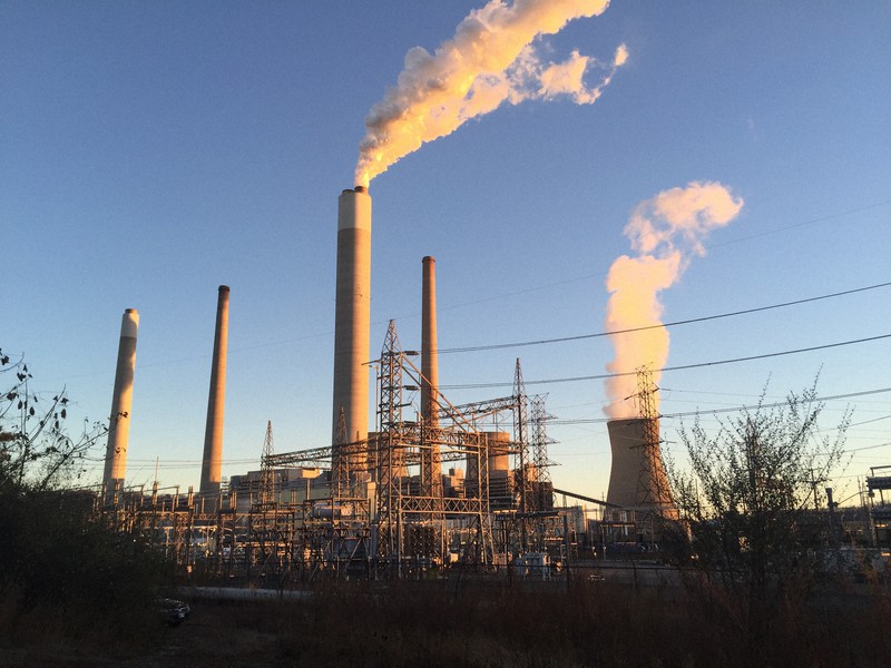 煙突から煙が上がる米南部サウスカロライナ州チャールストン近郊の石炭火力発電所=清水憲司撮影