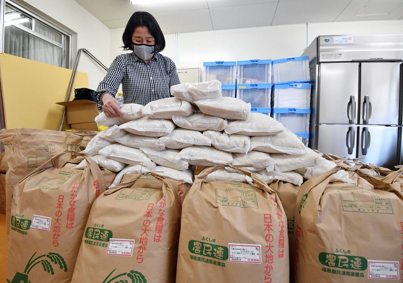 「にしなり☆こども食堂」に福島の米農家から届いた150袋の米袋=大阪市西成区で2021年4月19日、木葉健二撮影
