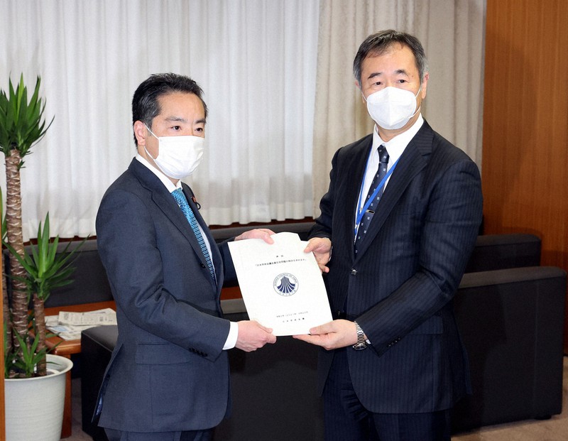 組織改革方針の報告書を井上信治科学技術担当相(左)に提出する日本学術会議の梶田隆章会長=東京都千代田区で2021年4月22日午後4時27分、幾島健太郎撮影