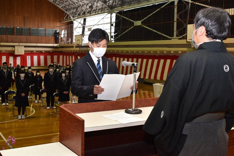 第1回入学式で新入生代表の宣誓をする斎藤聖海さん=北海道大空町で2021年4月9日、本多竹志撮影