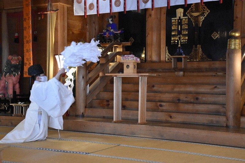 戸隠神社中社で木札の清めはらい式が行われた=長野市戸隠中社で2021年4月22日、皆川真仁撮影