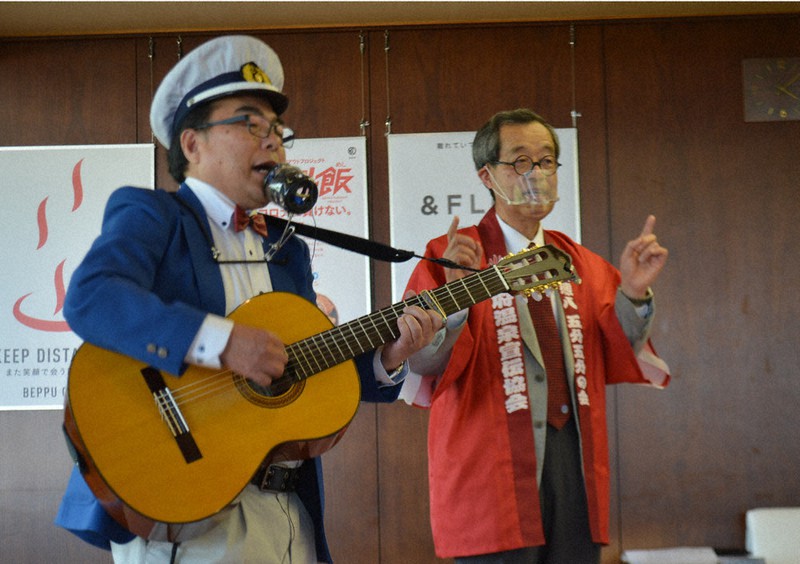 聖火リレーに合わせて作った新曲「オリンピックを見てみたい」を歌う小野さん(左)と平野さん