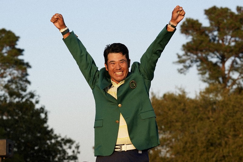 米ゴルフのマスターズ・トーナメントで、日本男子初のメジャー大会制覇を果たし、グリーンジャケットを着て両手を上げる松山英樹=米ジョージア州のオーガスタ・ナショナルGCで11日、AP
