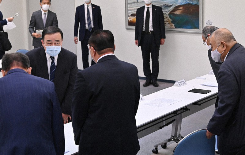 福島県漁業協同組合連合会の野崎哲会長(右端)らとの面会を終え、あいさつする梶山弘志経済産業相(左奥)=福島県いわき市で2021年4月13日午後3時59分、宮間俊樹撮影