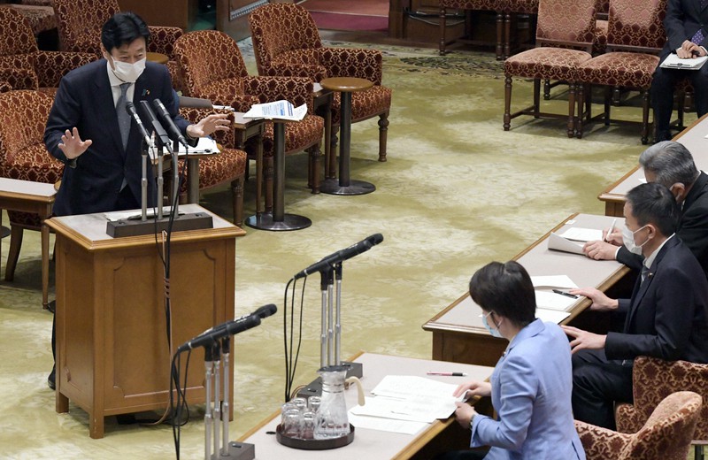 参院議院運営委員会で立憲民主党の吉川沙織氏(手前)の質問に答える西村康稔経済再生担当相=国会内で2021年4月23日午後2時22分、竹内幹撮影