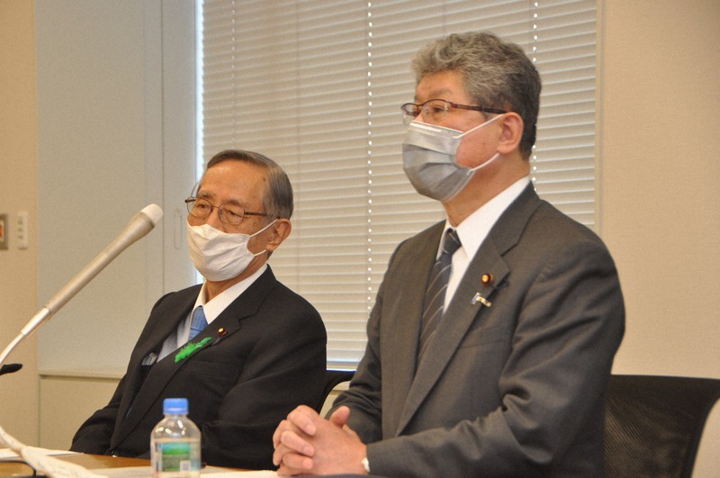 原子力発電の必要性を訴える自民党電力安定供給推進議員連盟の細田博之会長(左)と高木毅事務局長=国会内で2021年4月23日午前10時38分、小田中大撮影