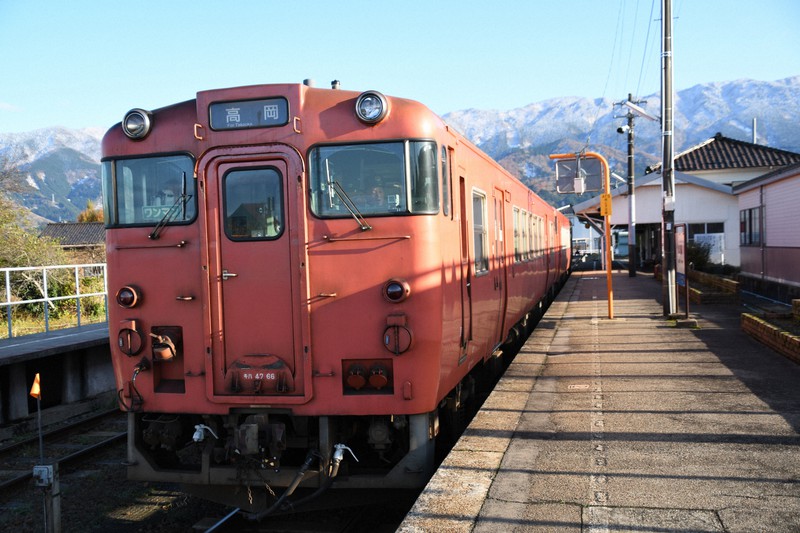 山あいのJR城端駅に停車する城端線の列車。昔ながらの気動車は鉄道ファンに人気だ=富山県南砺市の城端駅で2019年11月30日午後2時42分、高良駿輔撮影
