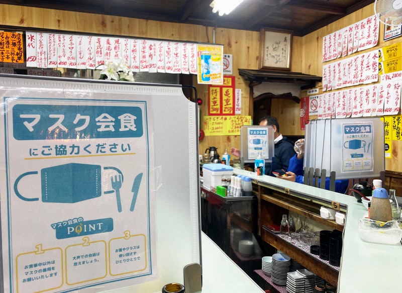 感染防止対策を取りながら営業を続けるJR赤羽駅前の居酒屋=東京都北区で2021年4月23日午後6時12分、小出洋平撮影