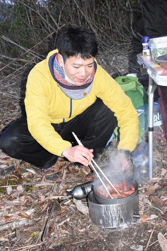 イベント「天空の朝ごはん」で用意されたイノシシ肉ウインナー=飯南町下来島で2021年4月6日午前5時47分、前田葵撮影