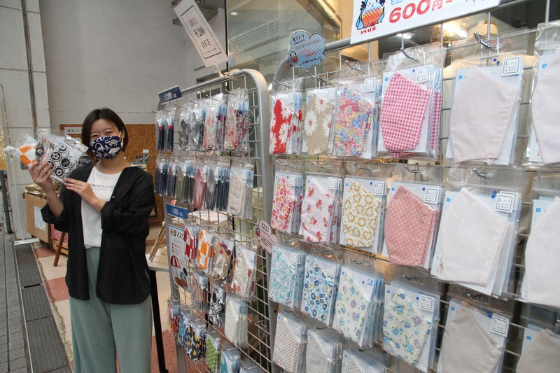 新型コロナウイルスの感染拡大でマスクの着用が日常的となり、多彩なマスクが販売されるようになった=兵庫県姫路市の洋服店で2020年6月11日、幸長由子撮影