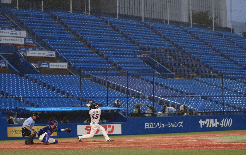 無観客の中で行われたヤクルトと中日の昨年の開幕戦＝東京・神宮球場で2020年6月19日、梅村直承撮影