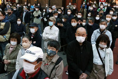 衆院道２区補選で、候補者の最後の訴えを聞く市民ら＝札幌市北区で２０２１年４月２４日、貝塚太一撮影