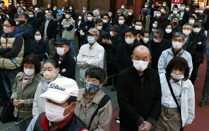 衆院道2区補選で、候補者の最後の訴えを聞く市民ら=札幌市北区で2021年4月24日、貝塚太一撮影
