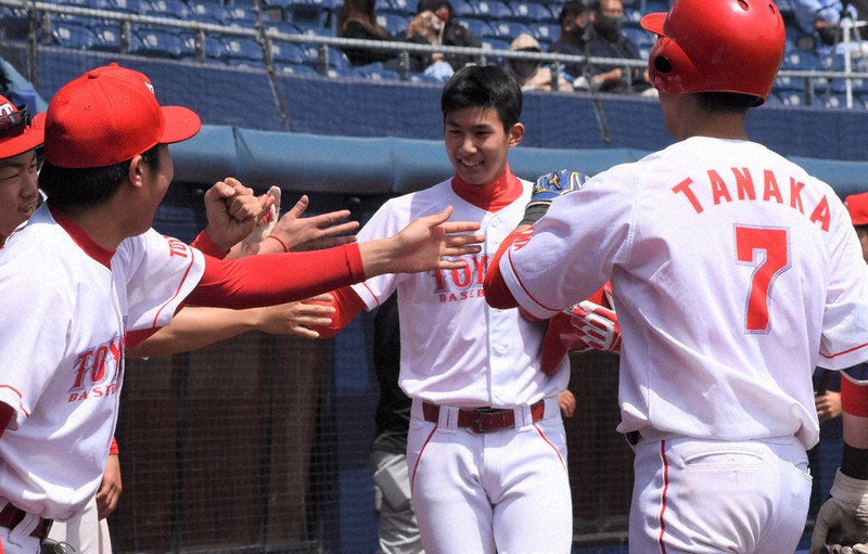 【野田サンダーズ-富山ベースボールクラブ】富山BC八回裏2死三塁、1番・田中の左犠飛で8番・黒田が生還し4点目=新潟市中央区のハードオフエコスタジアムで2021年4月24日午前11時20分、池田真由香撮影