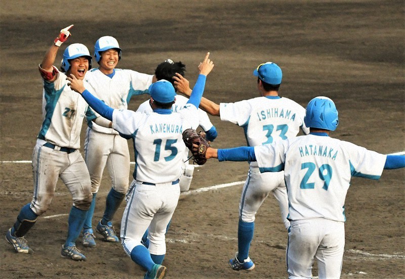 逆転サヨナラで全国大会への切符をつかみ、喜び合う大和高田クラブの選手たち=大津市御陵町の皇子山球場で2021年4月24日午後5時48分、礒野健一撮影
