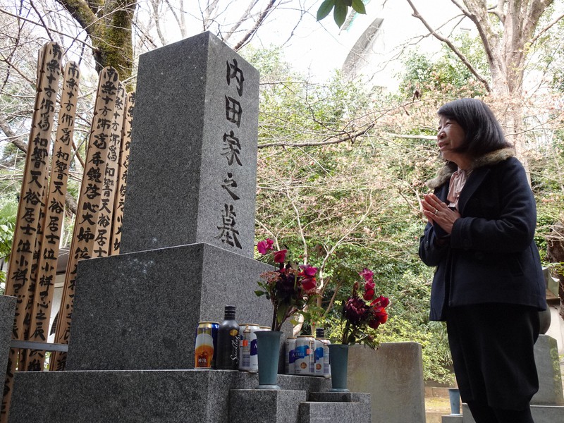 希林さんの墓で手を合わせる長江曜子・聖徳大教授
