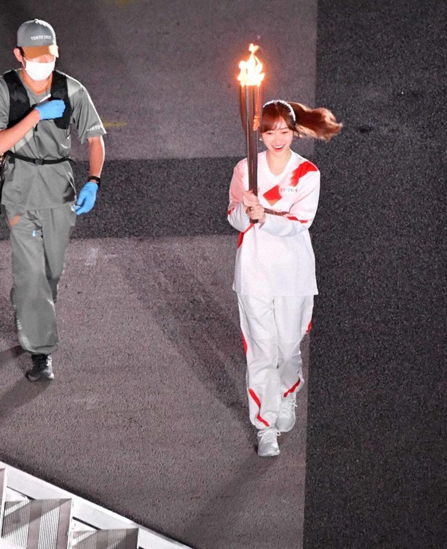 沿道を走らず、最終ポイントの「祝祭の広場」内に設置されたステージ前でトーチを持って走る指原莉乃さん=大分市で2021年4月24日午後8時8分、平川義之撮影