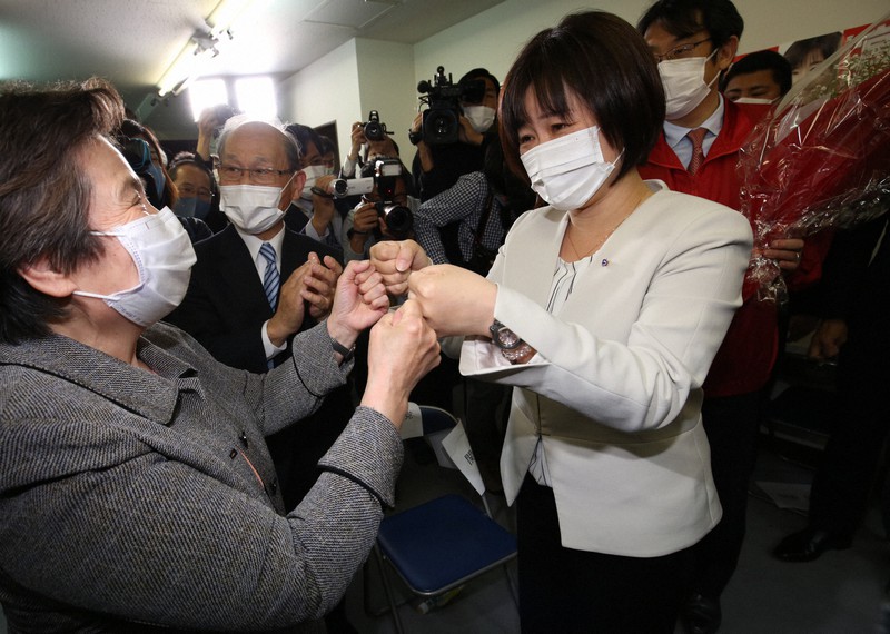 当選確実となり支援者らとグータッチする宮口治子氏=広島市中区で2021年4月25日午後10時51分、大西達也撮影