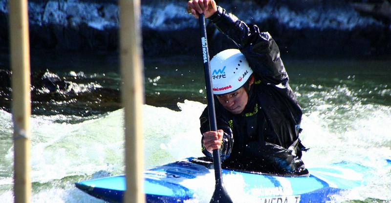 2月の大分合宿で、自然の川の中でカヌーをこぐ羽根田卓也=本人提供
