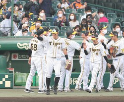 阪神 佐藤輝 別れ の惜別弾は大谷超え 打球速度175キロ 飛距離139メートルの虎最高記録 スポニチ