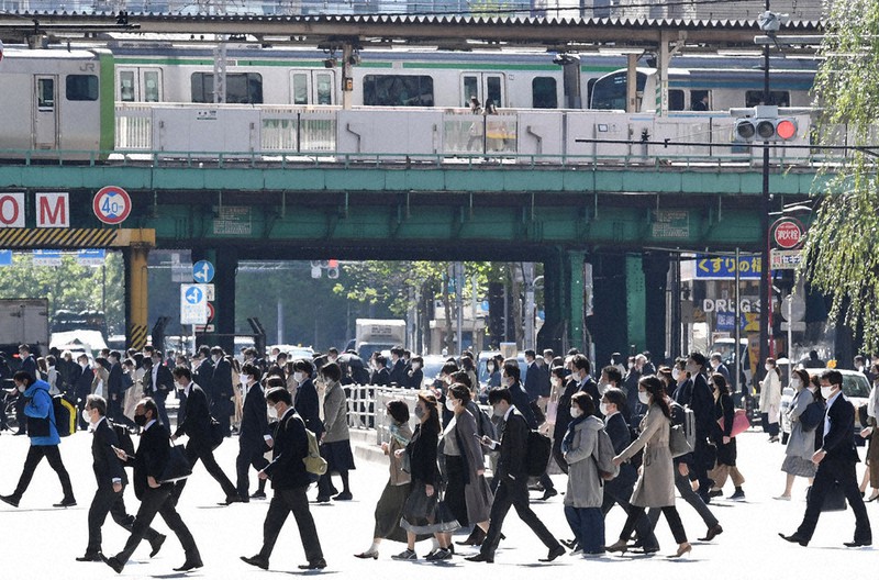 3回目の緊急事態宣言発令後、初の平日の朝に出勤する人たち=東京都港区のJR新橋駅前で2021年4月26日、竹内紀臣撮影