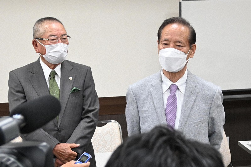 記者団の取材に応じる西川公也元農相(右)と後援会総連合会の小曽戸広会長=宇都宮市内で2021年4月23日、御園生枝里撮影
