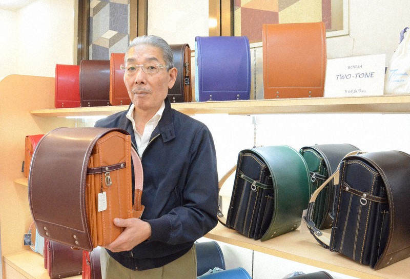 ツートンカラーのランドセルを手にする外山昇さん=前橋市千代田町で2021年4月6日、道岡美波撮影