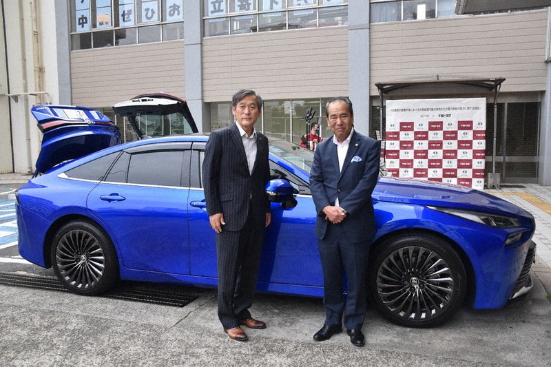 給電可能な車両配備について協定を結んだ本郷谷市長(左)と千葉トヨタ自動車の豊田副社長=千葉県松戸市役所で2021年4月22日、真田祐里撮影