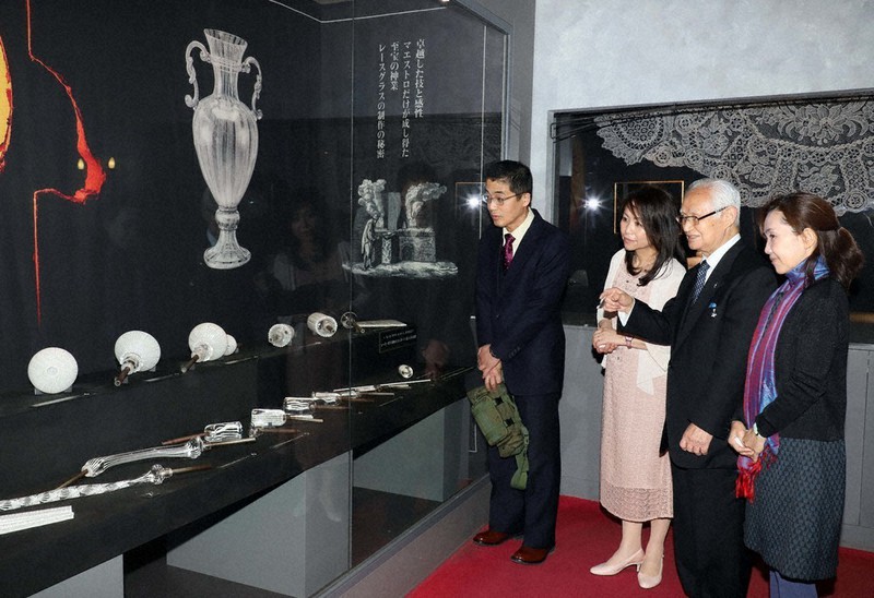 展示作品を確認する関係者ら=神奈川・箱根ガラスの森美術館、松田嘉徳撮影