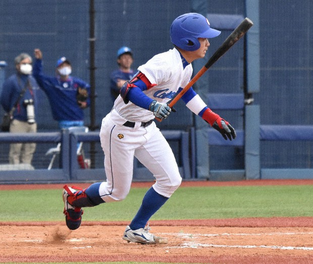 【千曲川硬式野球クラブ-新潟コンマーシャル倶楽部】八回裏新潟コンマ1死、代打・中川がチーム唯一の安打を放つ=新潟市中央区のハードオフエコスタジアムで2021年4月25日、内田帆ノ佳撮影