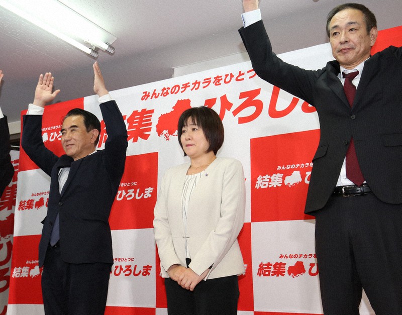 当選確実となり支援者らと喜ぶ宮口治子氏(中央)=広島市中区で25日午後10時29分、大西達也撮影