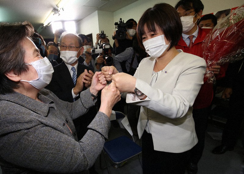 当選確実となり支援者らとグータッチする宮口治子氏 )=広島市中区で2021年4月25日午後10時51分、大西達也撮影