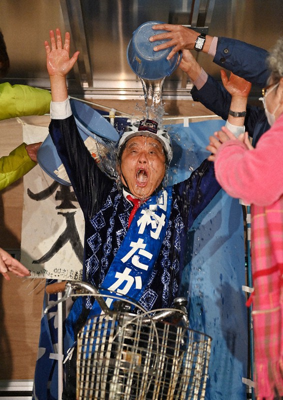当選を確実にし、頭から水をかぶって喜ぶ河村たかし氏=名古屋市東区で2021年4月25日午後10時14分、兵藤公治撮影