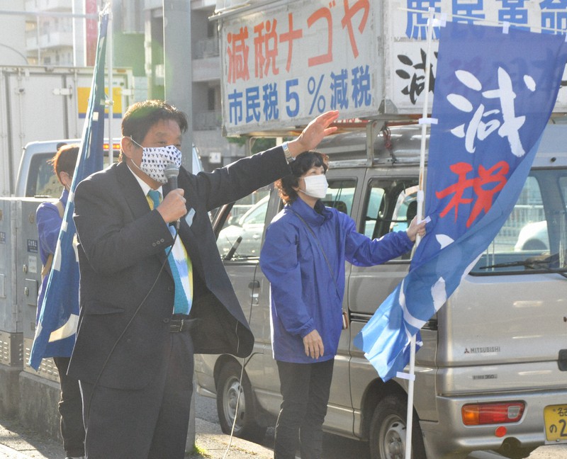 名古屋市長選から一夜明け、早朝の街頭演説を行う河村たかし市長(手前左)=名古屋市の一社駅前で2021年4月26日午前6時43分、岡正勝撮影