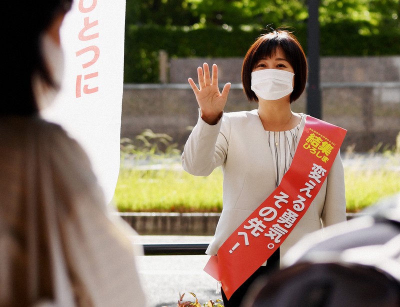 当選から一夜明け、広島市内で通行人に手を振る宮口治子氏=広島市中区で2021年4月26日午前8時4分、滝川大貴撮影