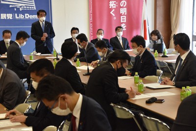第2次提言について意見を交わす自民党の新型コロナウイルスに関するワクチン対策プロジェクトチーム＝東京都千代田区の自民党本部で2021年4月26日、矢澤秀範撮影