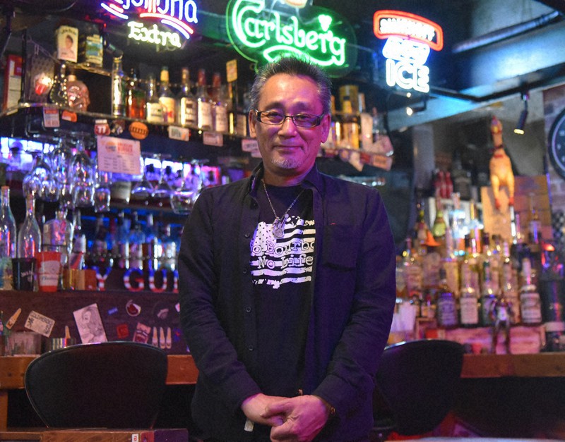 店のカウンターの前に立つ石澤修英さん=埼玉県春日部市中央の「ファニーガンズ」で2021年4月1日午後4時29分、武田良敬撮影