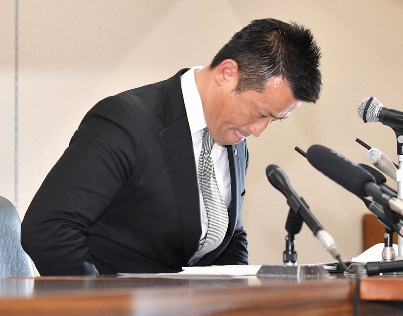 記者会見で辞職を表明し、頭を下げる池田市の冨田裕樹市長=大阪府池田市で2021年4月26日午後1時59分、木葉健二撮影