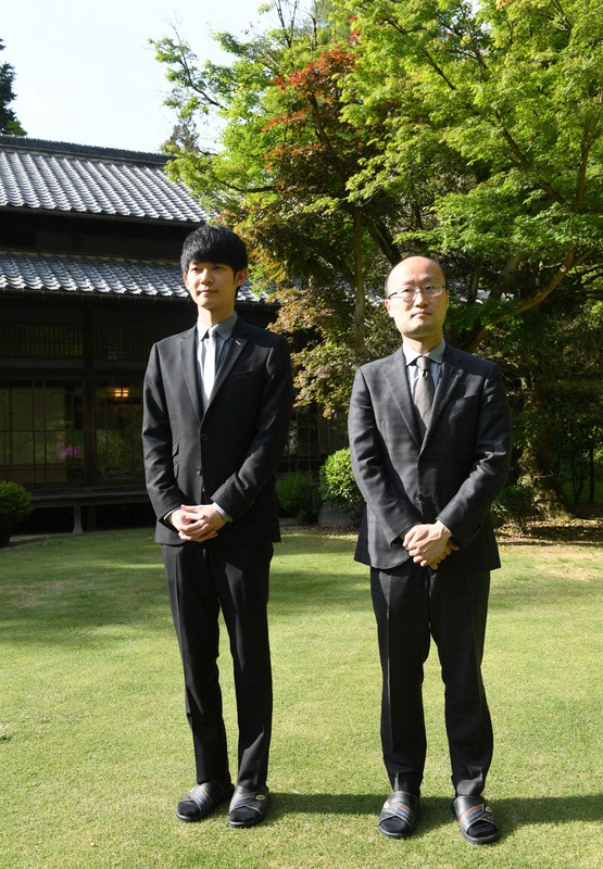 第79期名人戦七番勝負第2局の対局室の検分を終え、庭に立つ渡辺明名人(右)と斎藤慎太郎八段=福岡県飯塚市の麻生大浦荘で2021年4月26日午後4時17分、矢頭智剛撮影