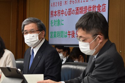 時短営業要請など新たな対策を発表する蒲島郁夫知事（左）＝熊本市中央区で2021年4月26日午後3時58分、城島勇人撮影