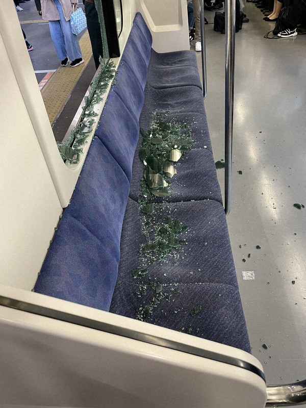 列車の窓ガラス、走行中?に割れる けが人なし JR武蔵野線 [写真