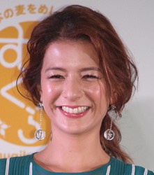 スザンヌ 美鎖骨 縦線入った腹筋にファン 肩とくびれがセクシー の声 スポニチ