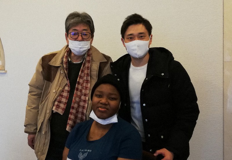 中央が生前のレリンディス・マイさん。左が長澤正隆さん、右が阿部頼義さん=支援者提供