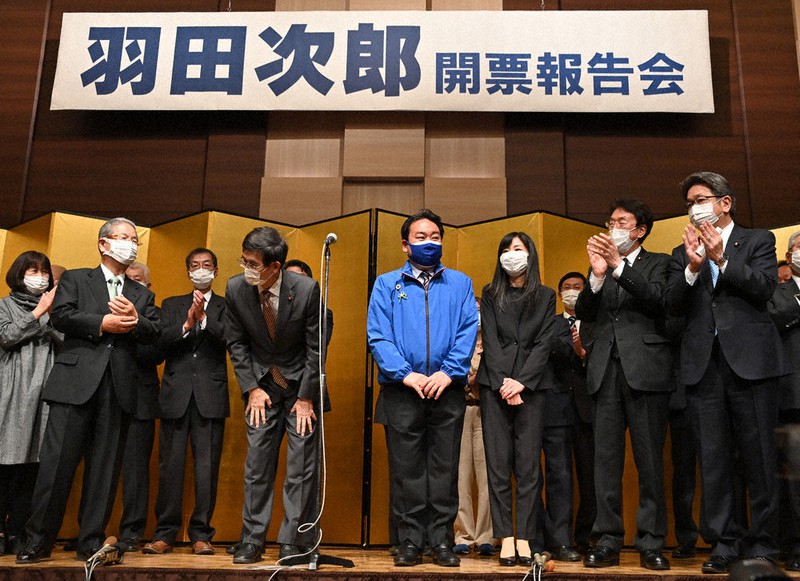 参院長野選挙区補選で当選、拍手で祝福される羽田次郎氏(中央)=長野市で2021年4月25日午後8時8分、宮間俊樹撮影