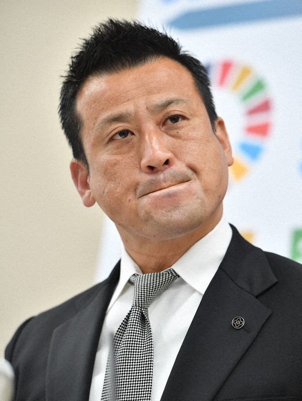 厳しい表情で記者会見に臨む池田市の冨田裕樹市長=大阪府池田市で、木葉健二撮影