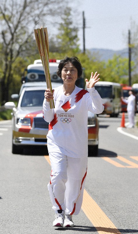 聖火ランナーを務める中川聖子さん=和歌山県岩出市で2021年4月10日、代表撮影