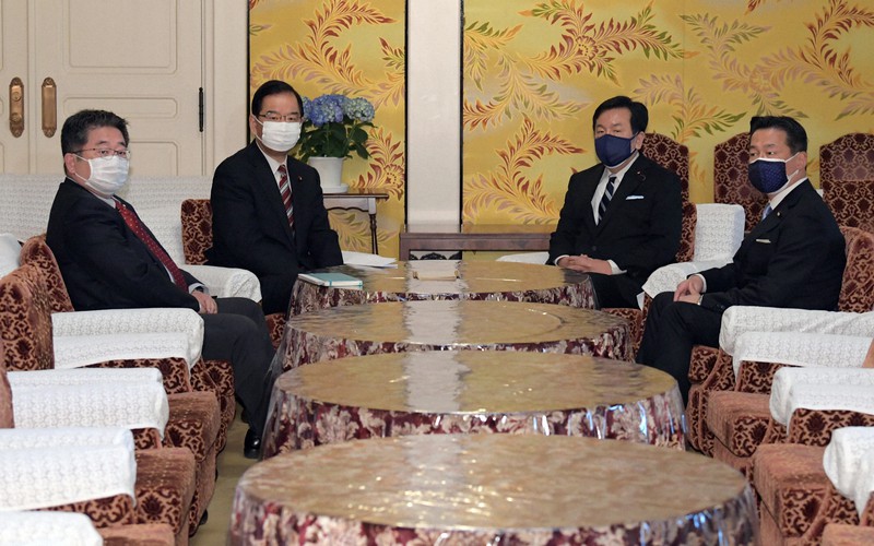 会談に臨む立憲民主党の枝野幸男代表(右から2人目)と共産党の志位和夫委員長(同3人目)ら=国会内で2021年4月27日午後5時27分、竹内幹撮影